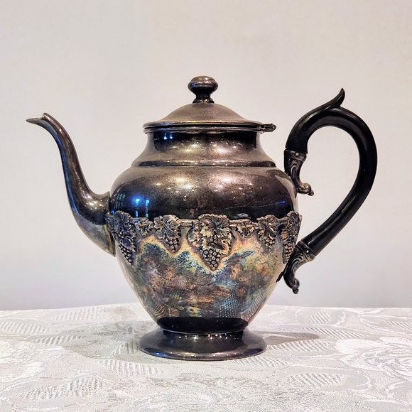 W. Rogers Grape & Vine pattern #1047 silver plated tea pot. W/ bakelite handle - Picture 2 of 12